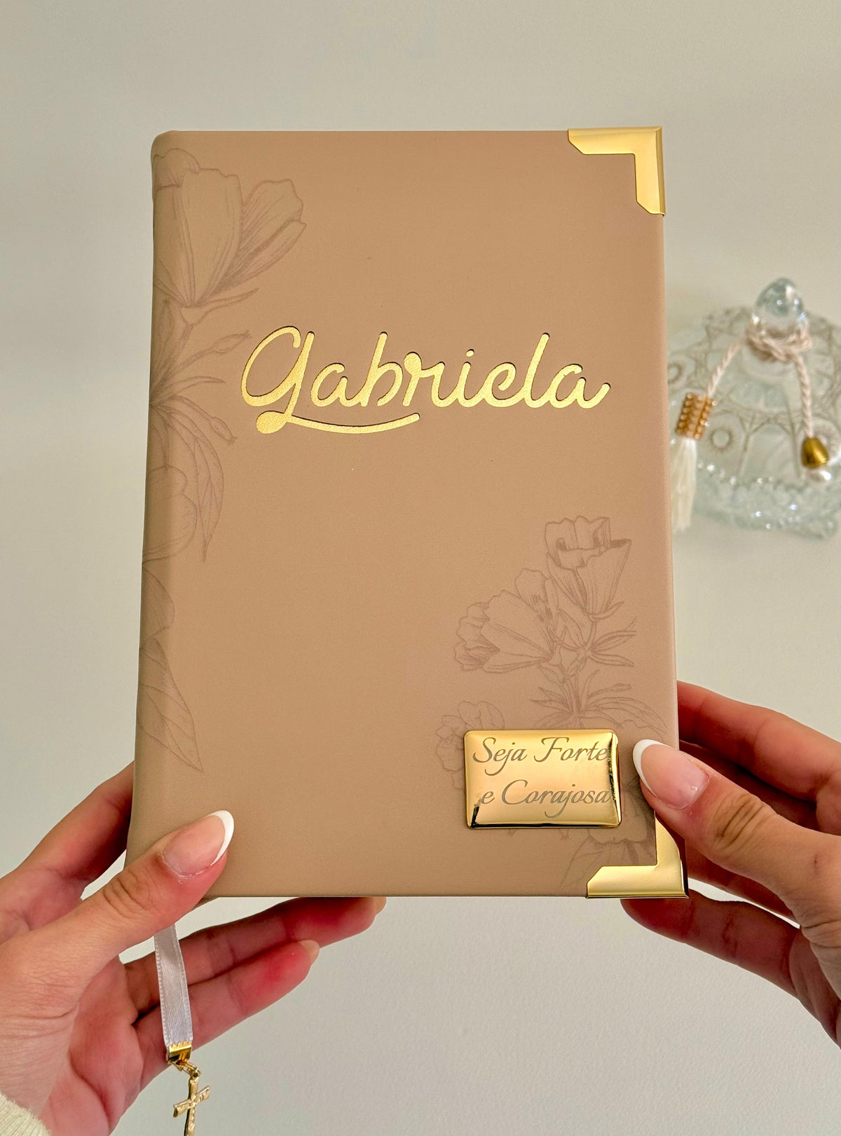PRONTA ENTREGA - Bíblia courino nude floral com nome Gabriela + Cartela de índices + Placa média - Versão NAA