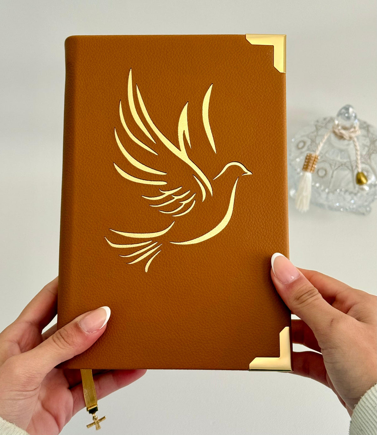 PRONTA ENTREGA - Bíblia courino caramelo pombinha