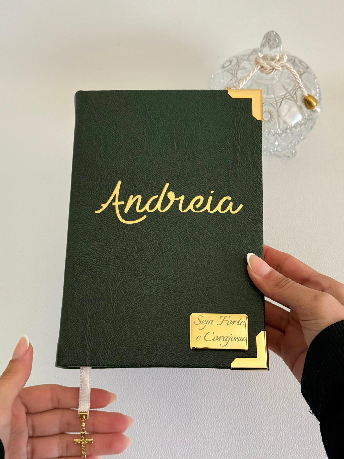 PRONTA ENTREGA - Bíblia courino oliva com nome ANDREIA vazado + Placa média