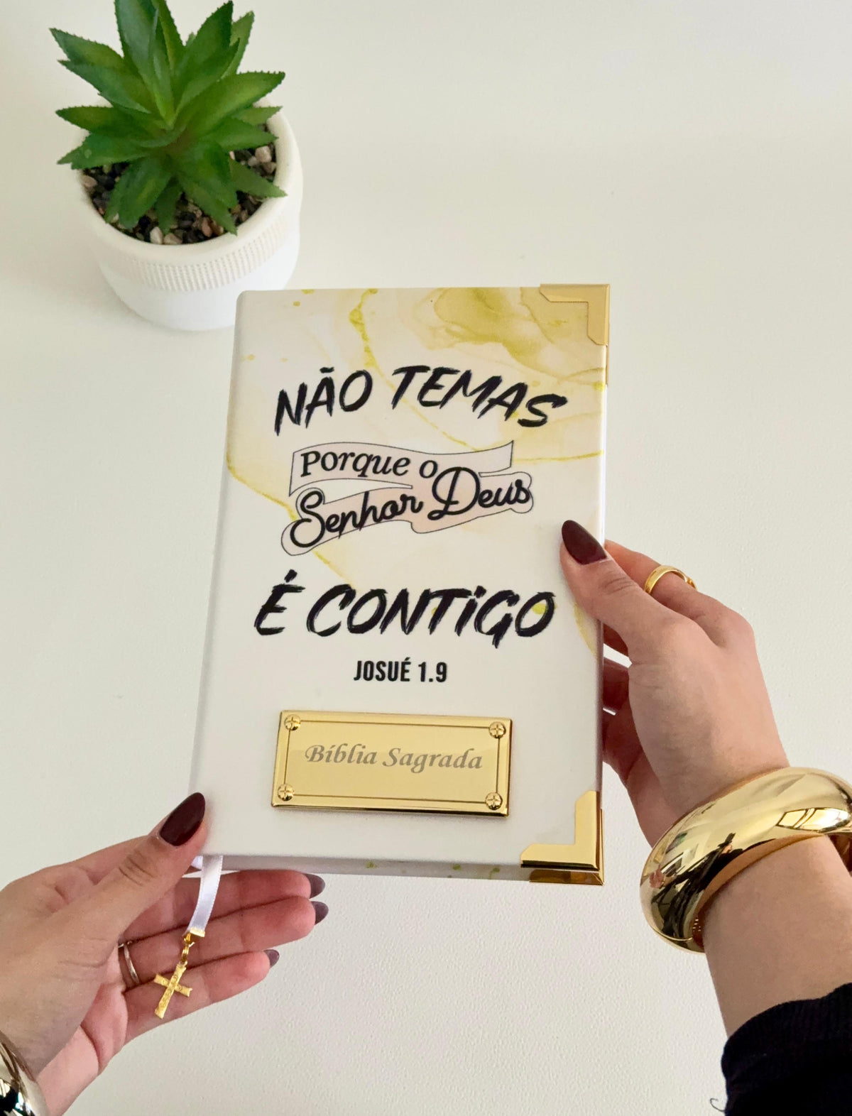 PRONTA ENTREGA - Bíblia Cetim Josué 1:9 (Média NVI) + Placa Grande