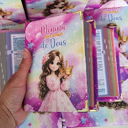 Bíblia Infantil Menina dos Olhos de Deus com Marca Páginas Exclusiva Grátis Letras médias e Contato Inspirador para Crianças Palavras de Deus em azul e Jesus em Vermelho Evangélica