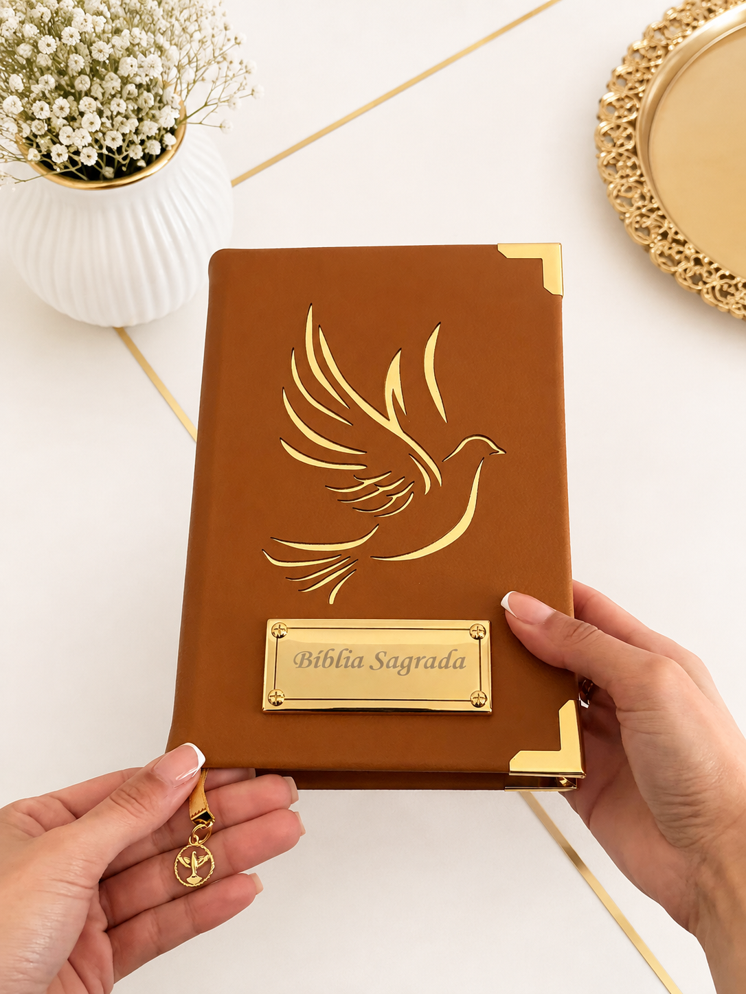 Combo Bíblia Courino Caramelo Pombinha Espírito Santo + Cartela de índices + Placa Grande