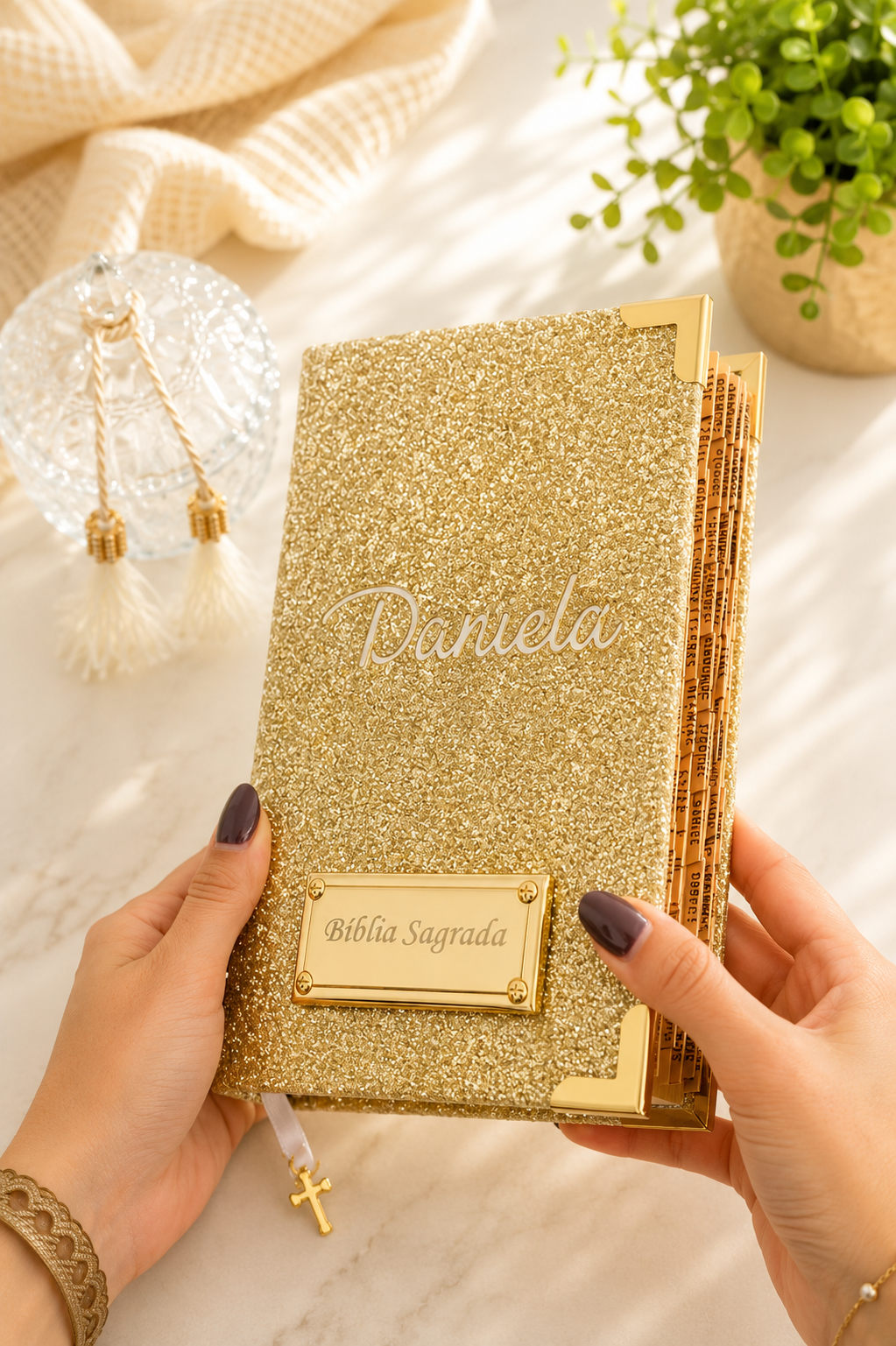 Combo Bíblia Glitter Dourado com Nome + Placa Grande + Cartela de Índices