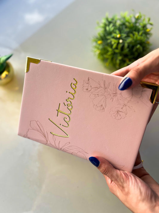 PRONTA ENTREGA - Bíblia courino Rosa Vintage Floral com Nome Victória