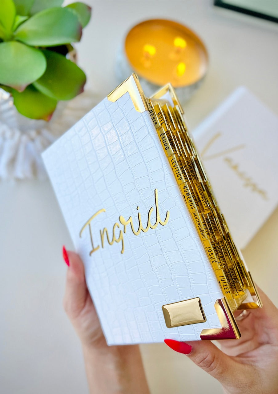 Combo Bíblia Courino Croco Branco com Nome + Placa Média + Cartela de Índices