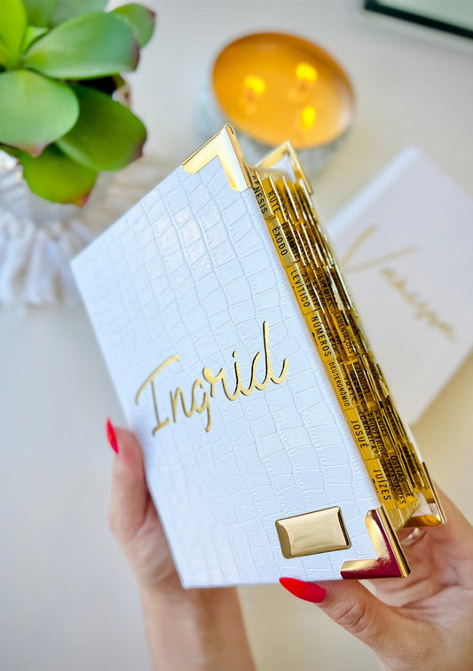 Combo Bíblia Courino Croco Branco com Nome + Placa Média + Cartela de Índices