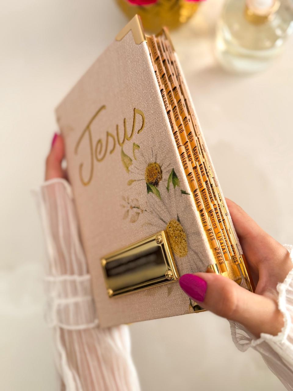 Combo Bíblia Linho Jardim de Margaridas com nome + Placa Grande + Cartela de índices