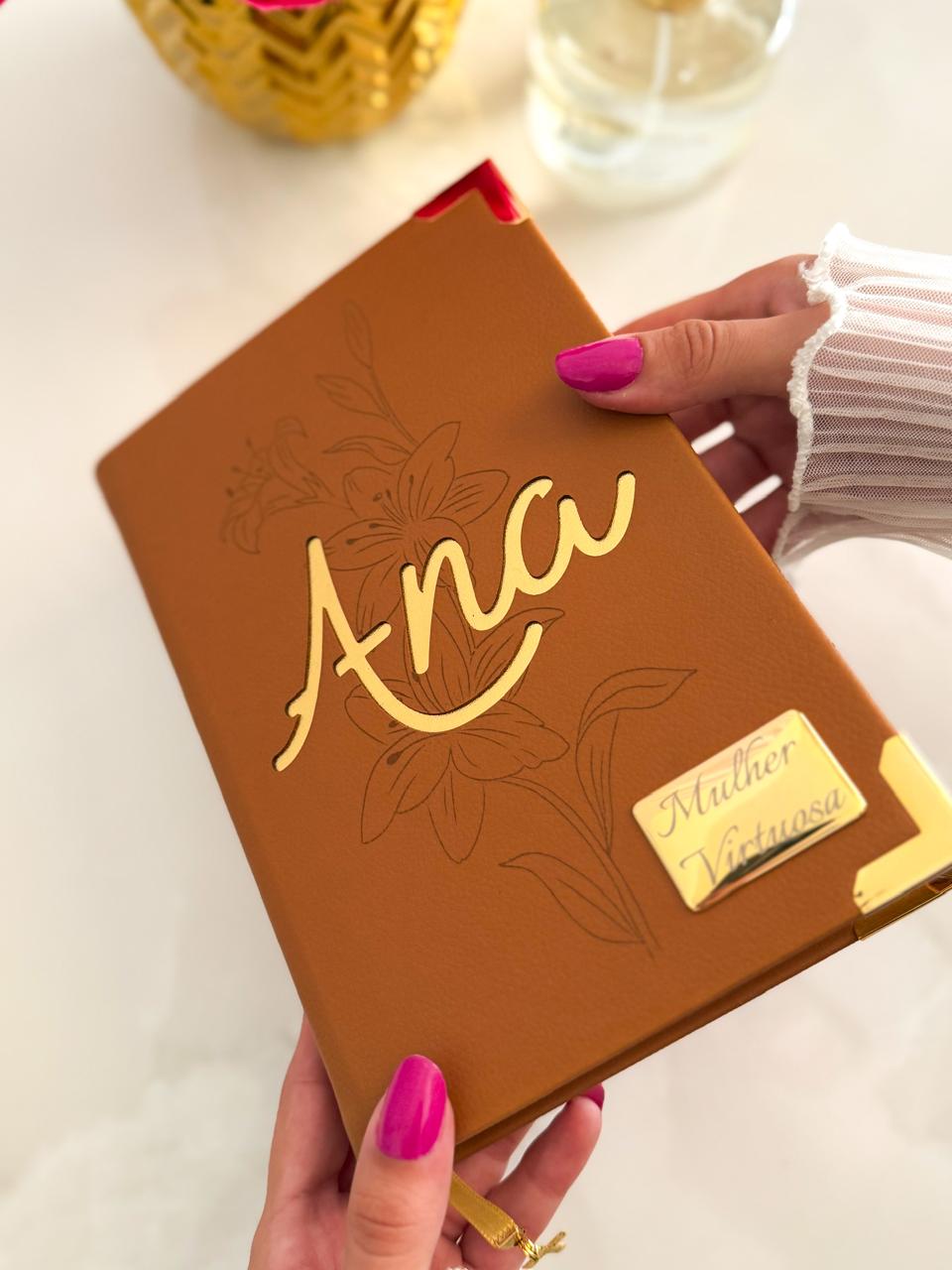 Combo Bíblia Courino Caramelo Flor Lírio com Nome + Placa Média + Cartela de Índices