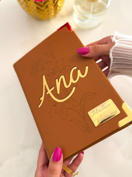 Combo Bíblia Courino Caramelo Flor Lírio com Nome + Placa Média + Cartela de Índices