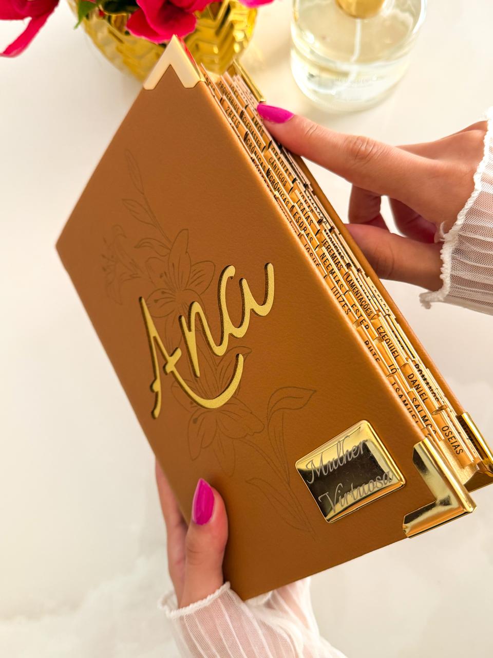 Combo Bíblia Courino Caramelo Flor Lírio com Nome + Placa Média + Cartela de Índices