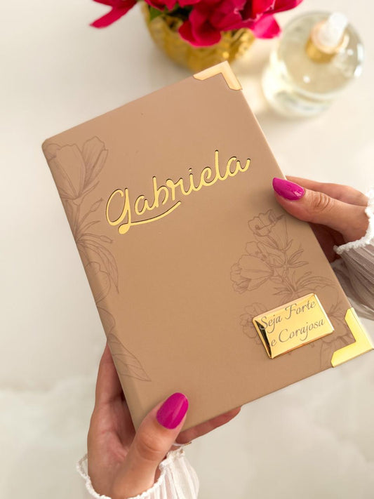 Combo Bíblia Courino Nude Floral com Nome + Placa Média + Cartela de Índices