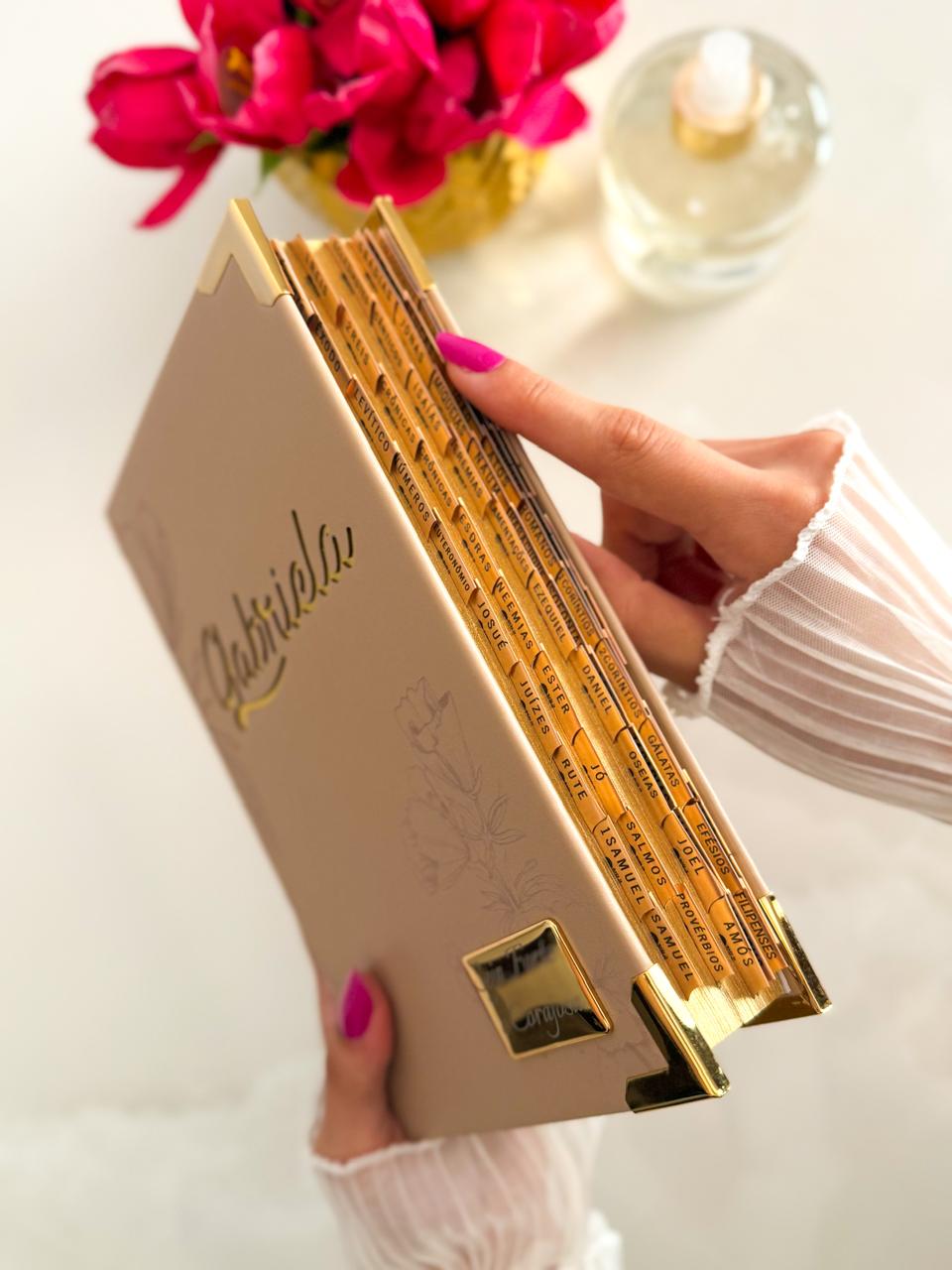 Combo Bíblia Courino Nude Floral com Nome + Placa Média + Cartela de Índices