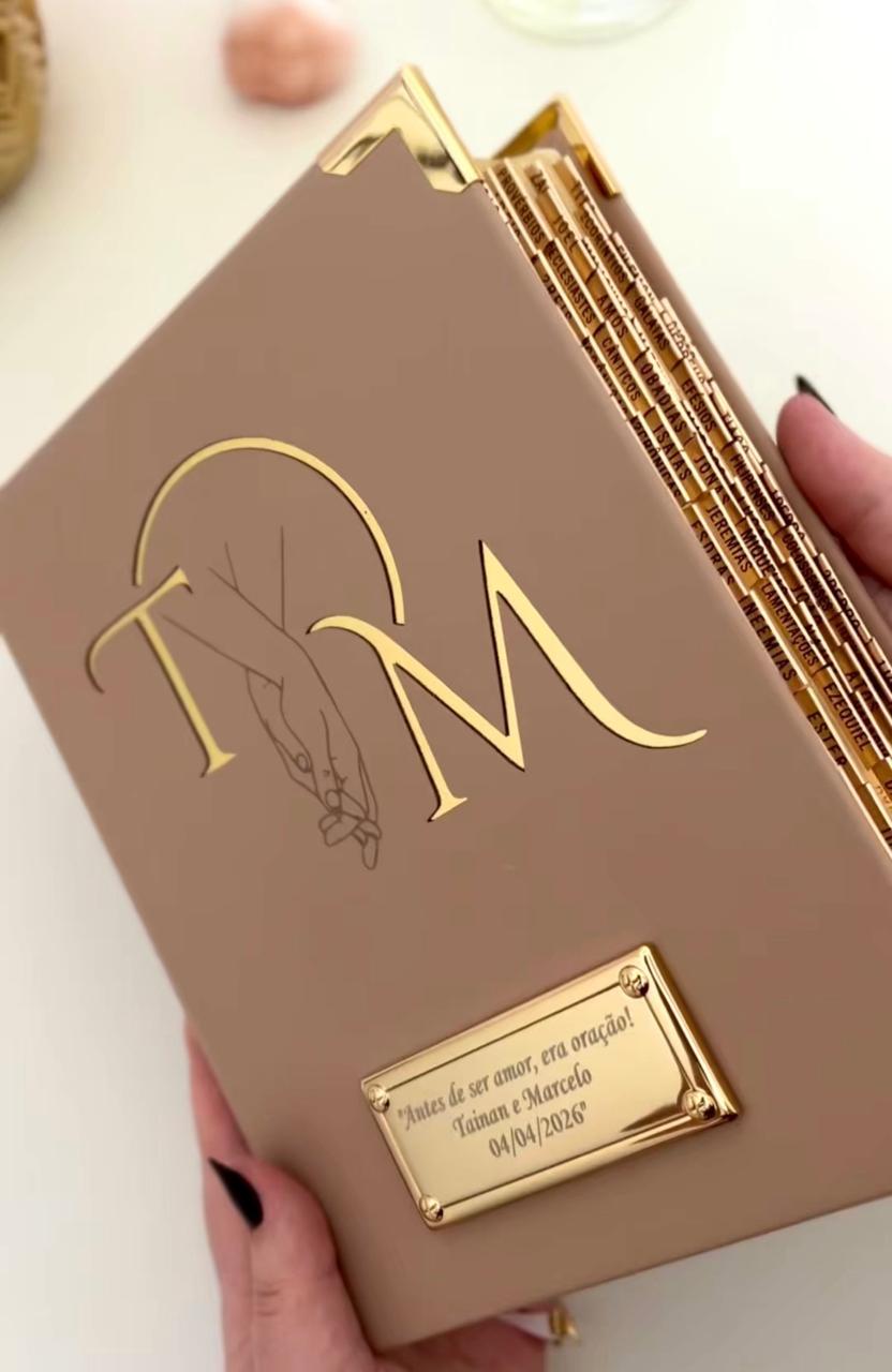 Combo Bíblia Courino Nude Mãos Entrelaçadas e Iniciais + Placa Grande + Cartela de Índices