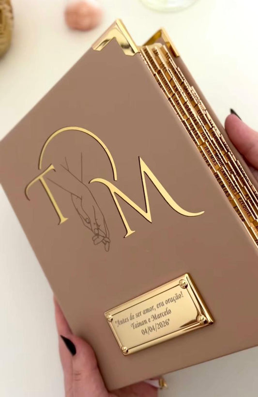 Combo Bíblia Courino Nude Mãos Entrelaçadas e Iniciais + Placa Grande + Cartela de Índices