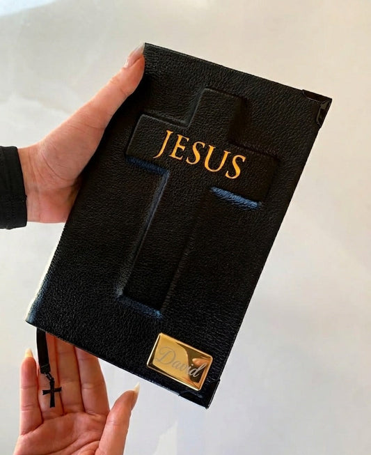 Combo Bíblia Couro Preto Cruz em Relevo JESUS vazado + Placa Média + Cartela de Índices