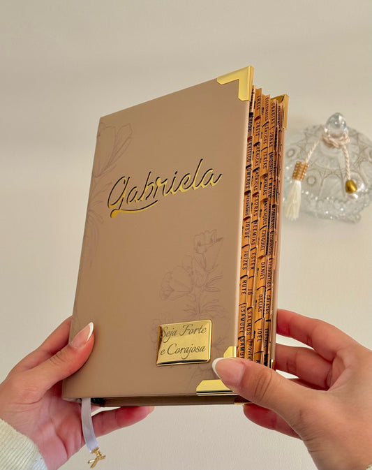 PRONTA ENTREGA - Bíblia courino nude floral com nome Gabriela + Cartela de índices + Placa média - Versão NAA