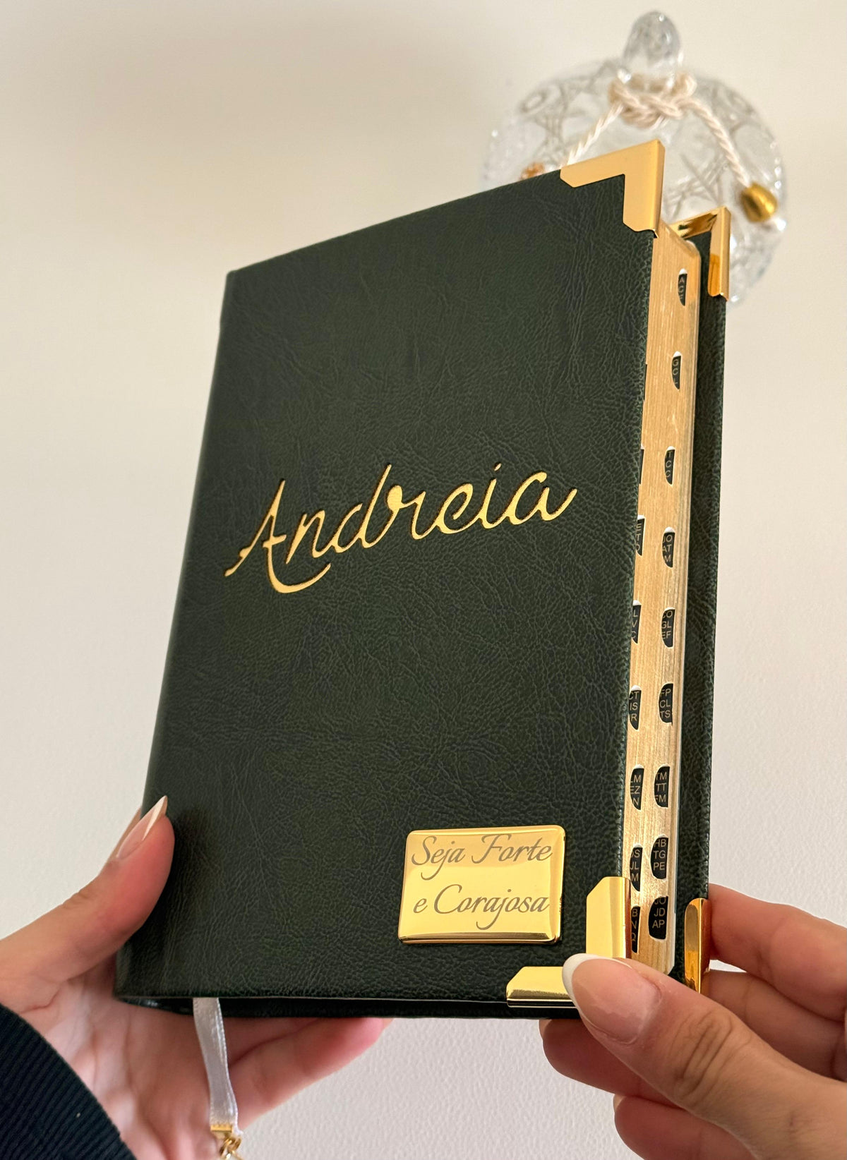 PRONTA ENTREGA - Bíblia courino oliva com nome ANDREIA vazado + Placa média