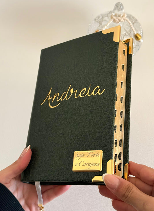 PRONTA ENTREGA - Bíblia courino oliva com nome ANDREIA vazado + Placa média