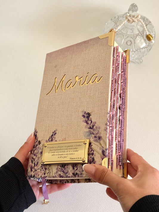 PRONTA ENTREGA - Bíblia Católica em linho lavanda com nome MARIA + Cartela de índices + Placa grande