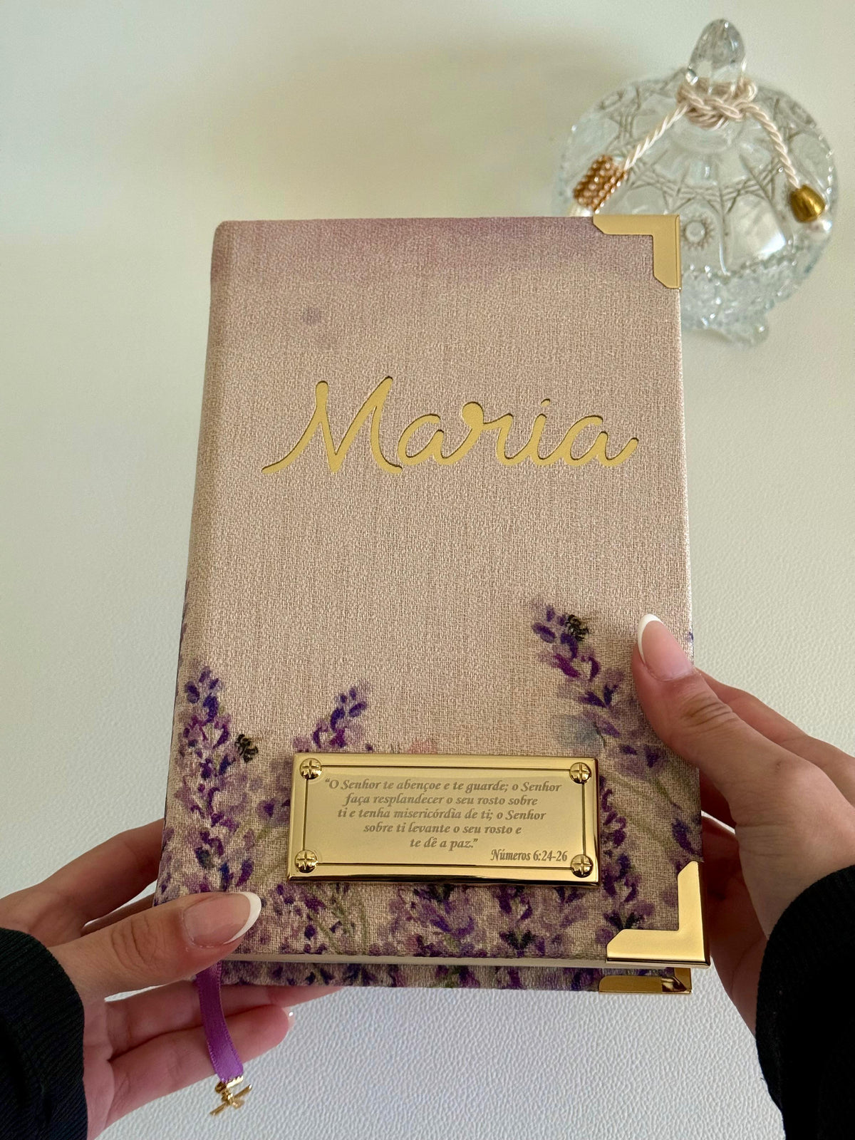 PRONTA ENTREGA - Bíblia Católica em linho lavanda com nome MARIA + Cartela de índices + Placa grande