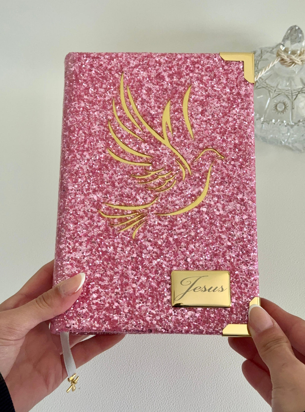 PRONTA ENTREGA - Bíblia Glitter Rosa Pombinha + Cartela de índices + Placa média
