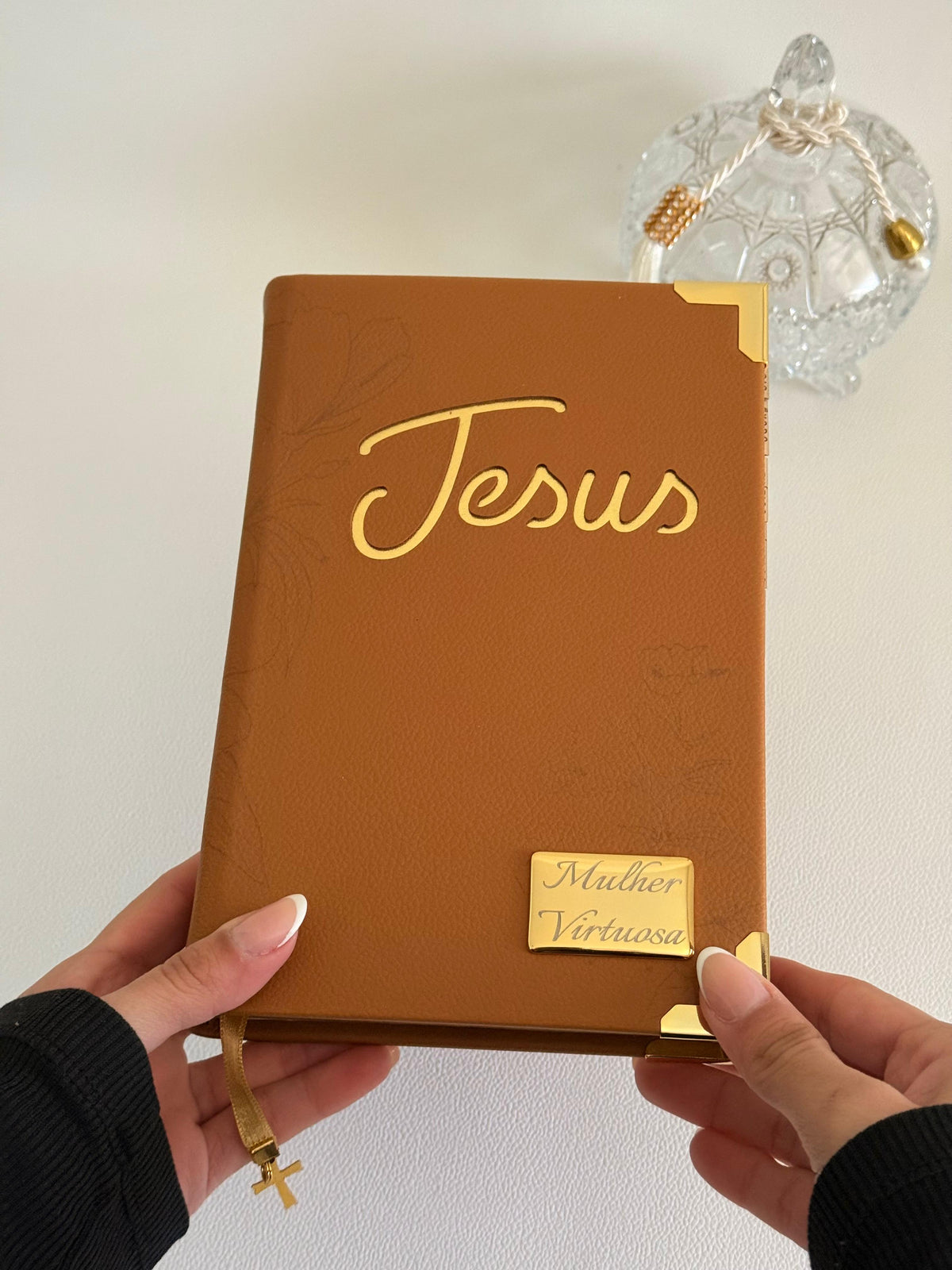 PRONTA ENTREGA - Bíblia Courino Caramelo Floral Jesus + Cartela de Índices + Placa Média