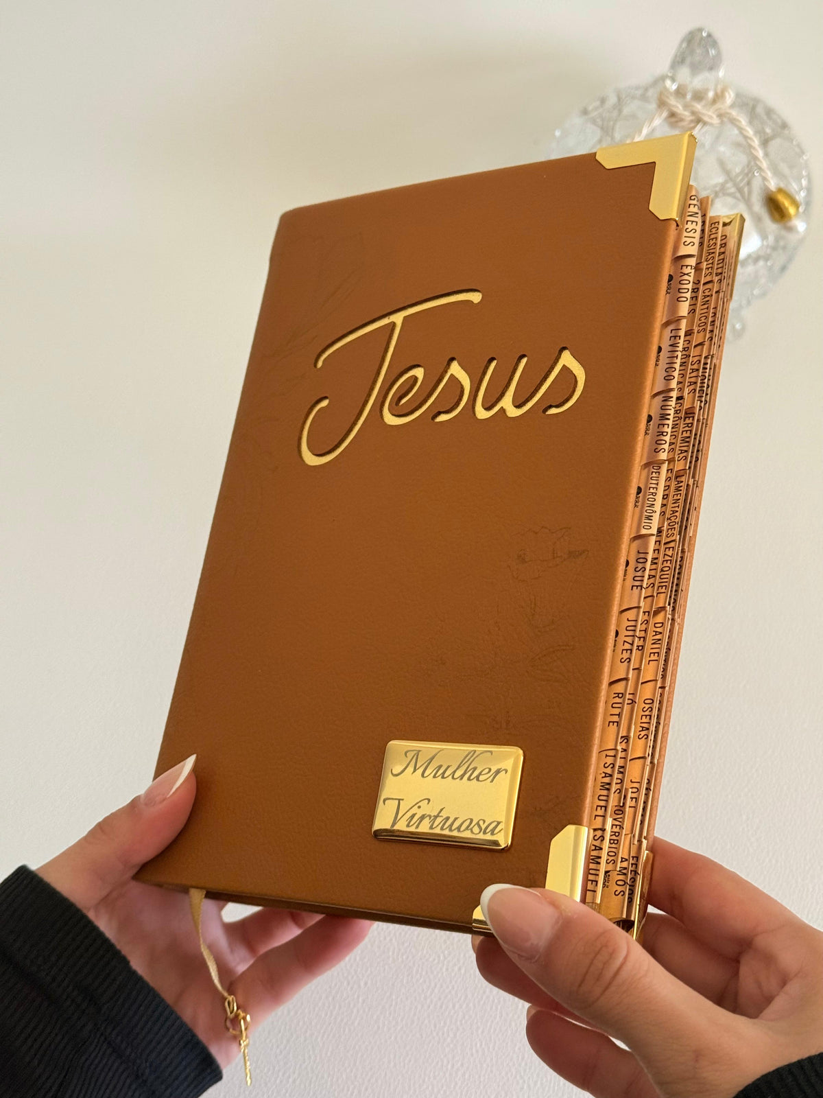 PRONTA ENTREGA - Bíblia Courino Caramelo Floral Jesus + Cartela de Índices + Placa Média