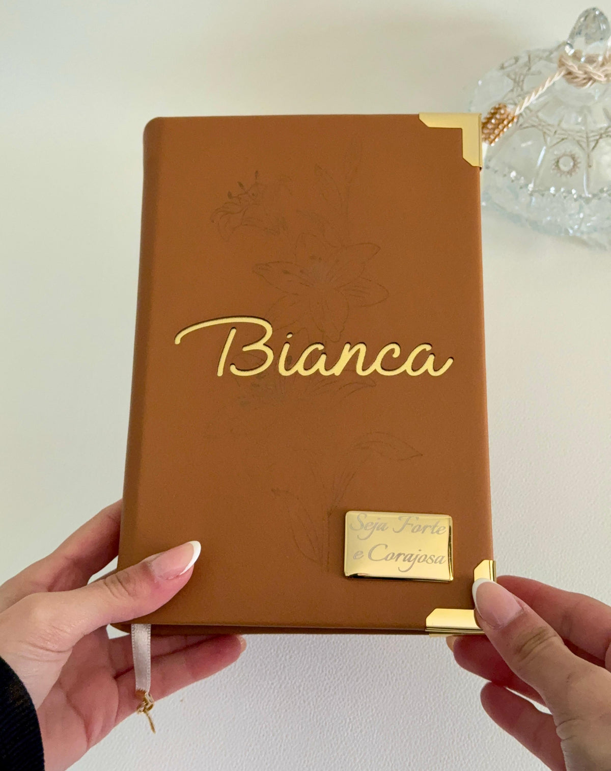 PRONTA ENTREGA - Bíblia Courino Caramelo Lirio BIANCA + Placa Média