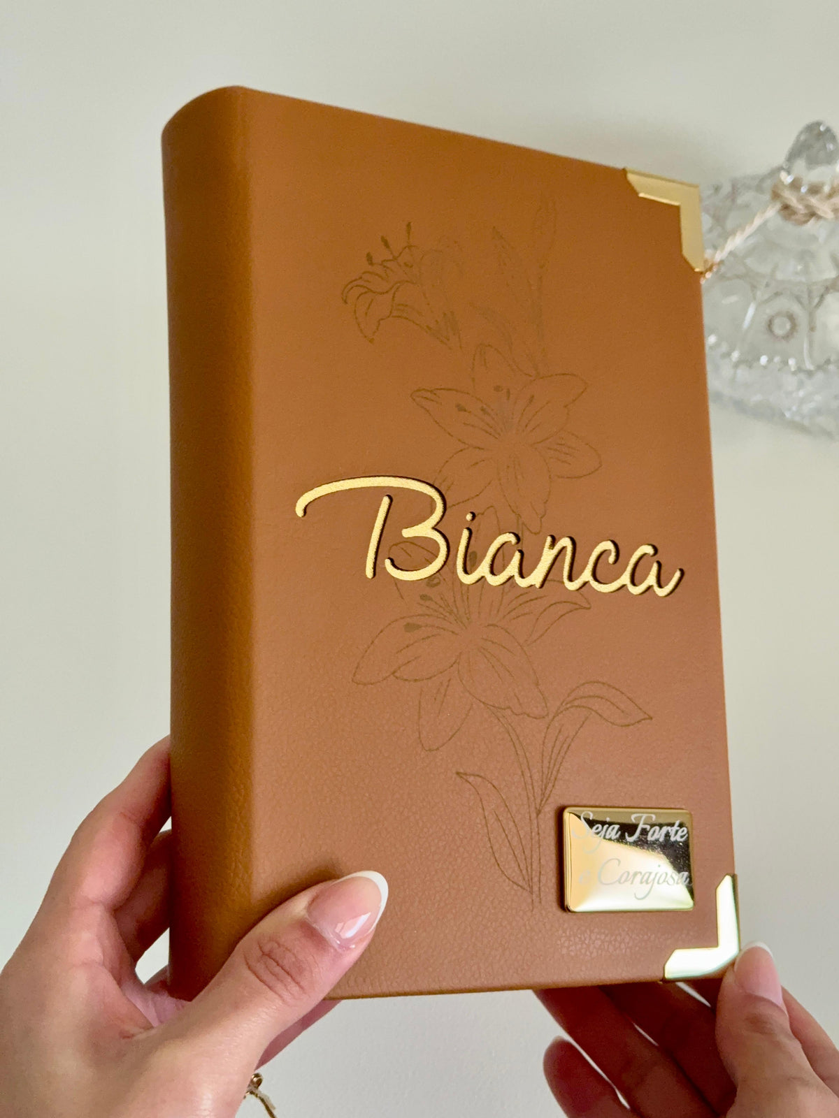 PRONTA ENTREGA - Bíblia Courino Caramelo Lirio BIANCA + Placa Média