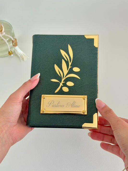PRONTA ENTREGA - Bíblia courino oliva com oliveira vazada + Cartela de índices + Placa Grande