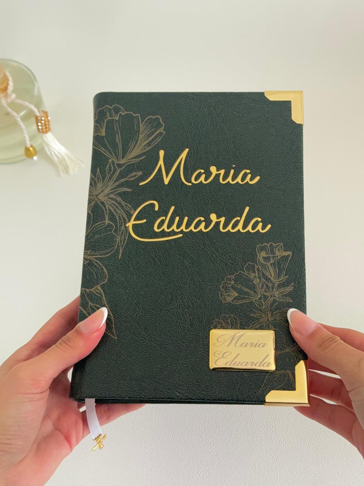 PRONTA ENTREGA - Bíblia courino oliva floral MARIA EDUARDA vazado + Placa média + Cartela de índices