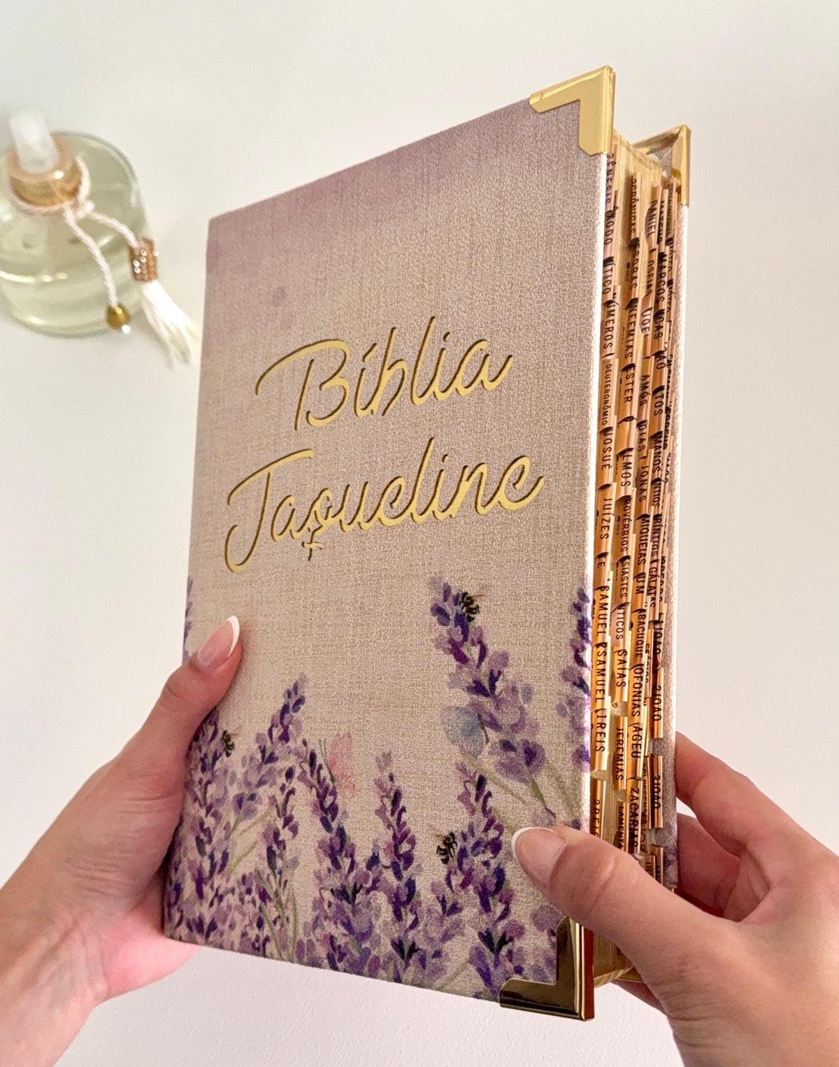 PRONTA ENTREGA - Bíblia linho lavanda "BÍBLIA JAQUELINE" vazado  + Cartela de índices