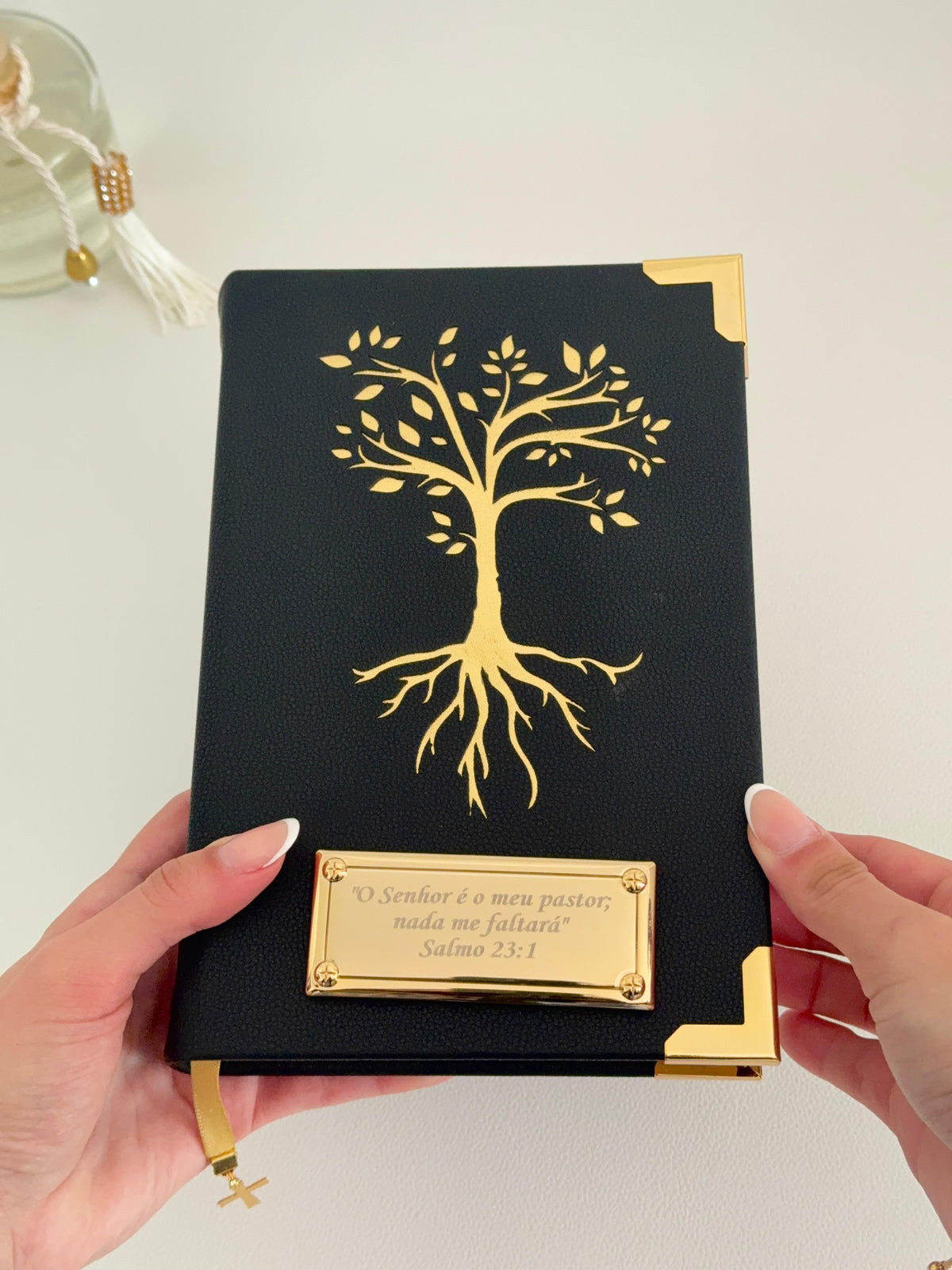PRONTA ENTREGA - Bíblia courino preto árvore da vida vazada + Cartela de índices + Placa Grande