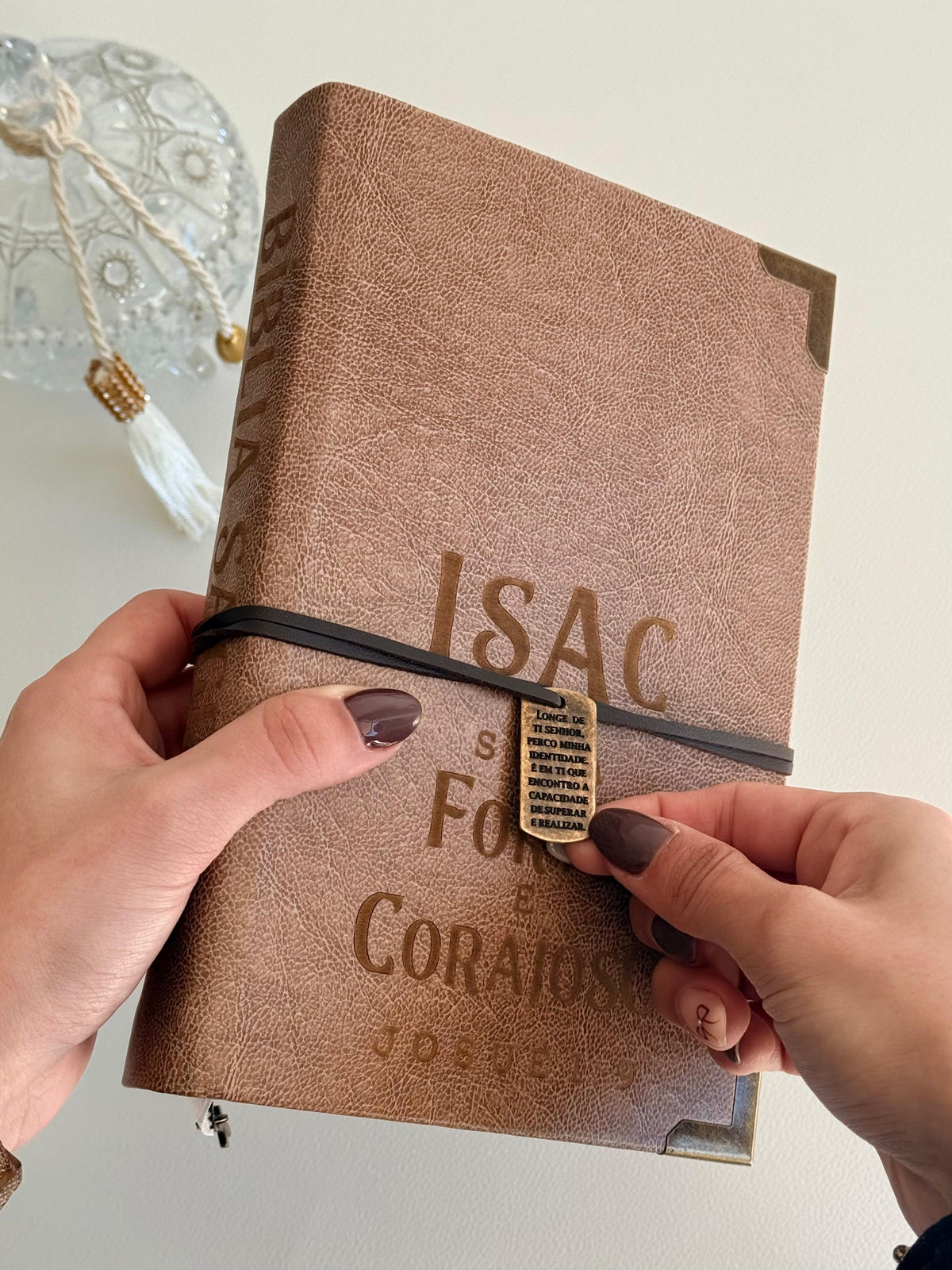 PRONTA ENTREGA - Bíblia courino marrom envelhecido Josué 1:9 com nome ISAC- Versão NVI