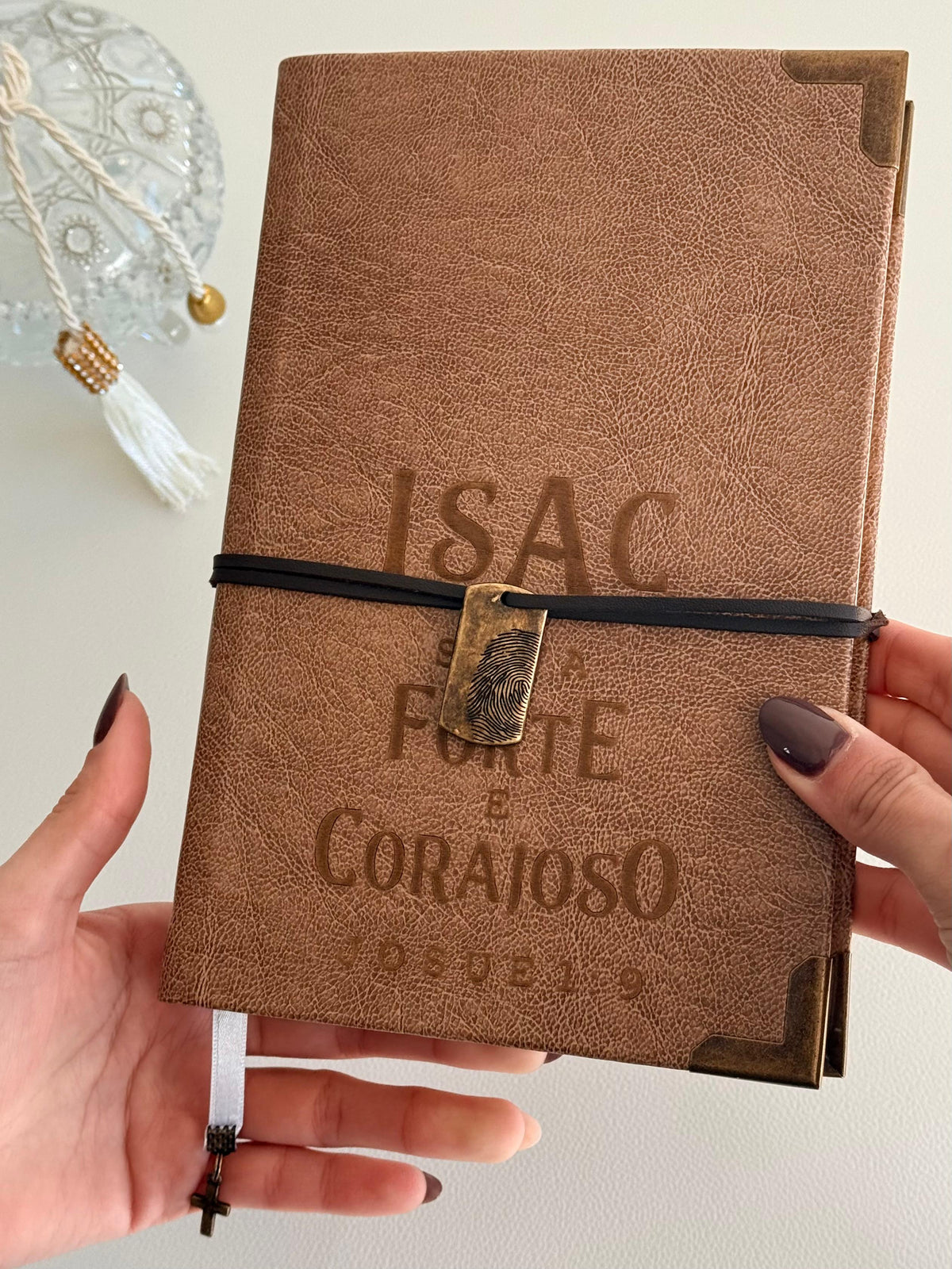 PRONTA ENTREGA - Bíblia courino marrom envelhecido Josué 1:9 com nome ISAC- Versão NVI