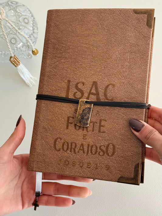 PRONTA ENTREGA - Bíblia courino marrom envelhecido Josué 1:9 com nome ISAC- Versão NVI