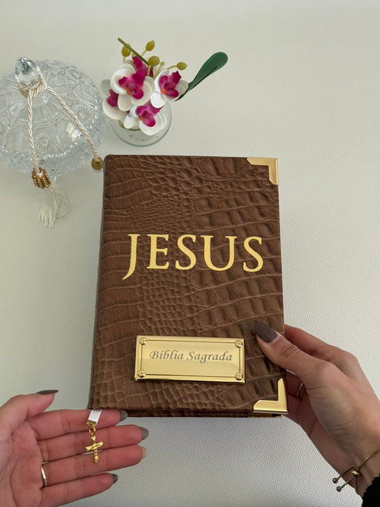 PRONTA ENTREGA - Bíblia Courino Croco Marrom JESUS + Cartela de Índices + Placa Grande