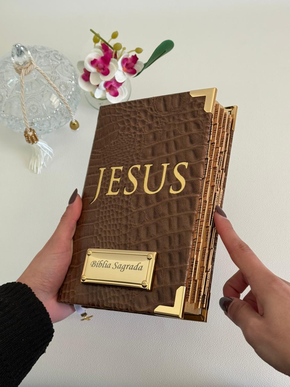 PRONTA ENTREGA - Bíblia Courino Croco Marrom JESUS + Cartela de Índices + Placa Grande