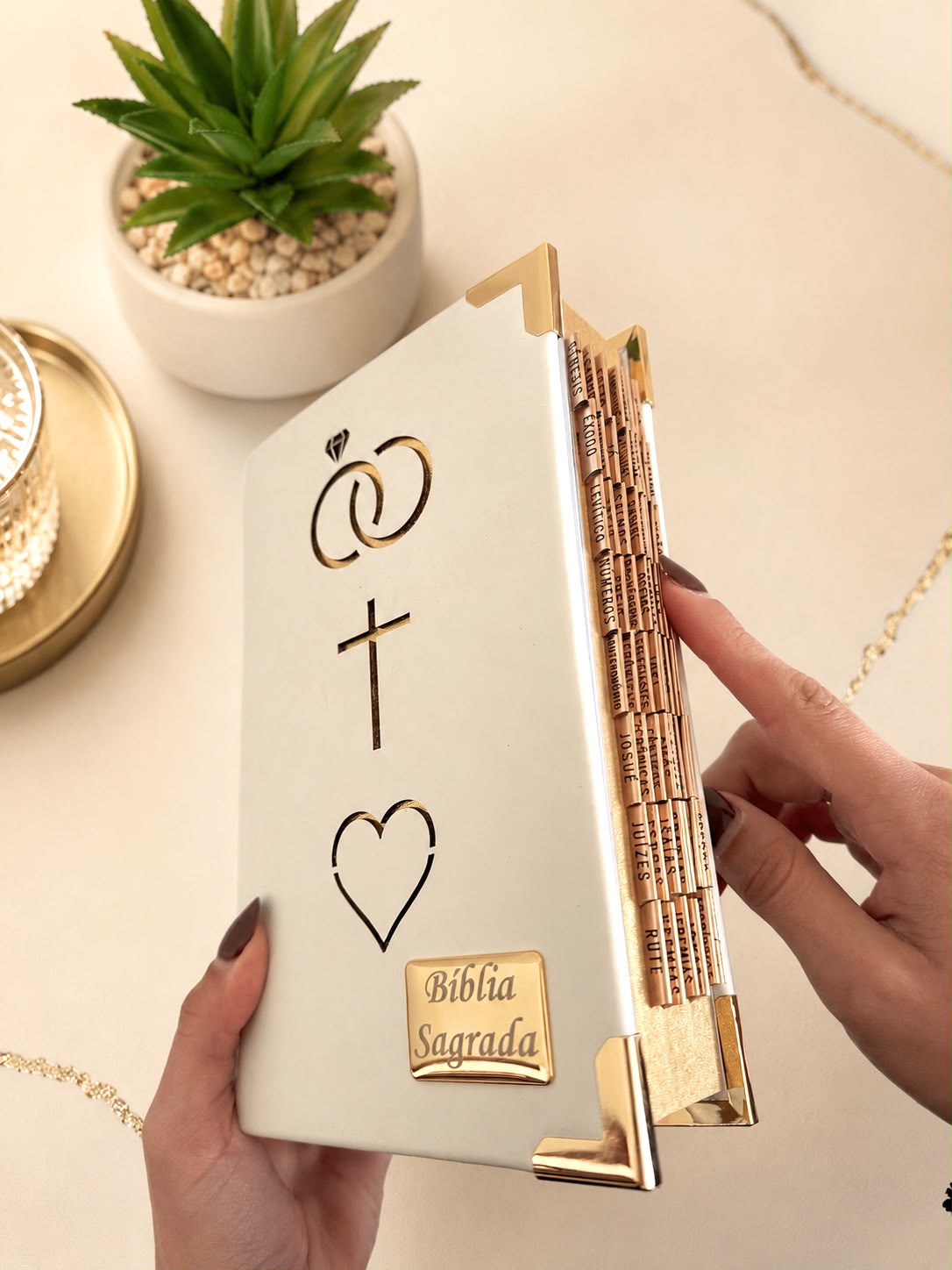 Combo Bíblia Couro Branco Casamento + Placa Média + Cartela de Índices
