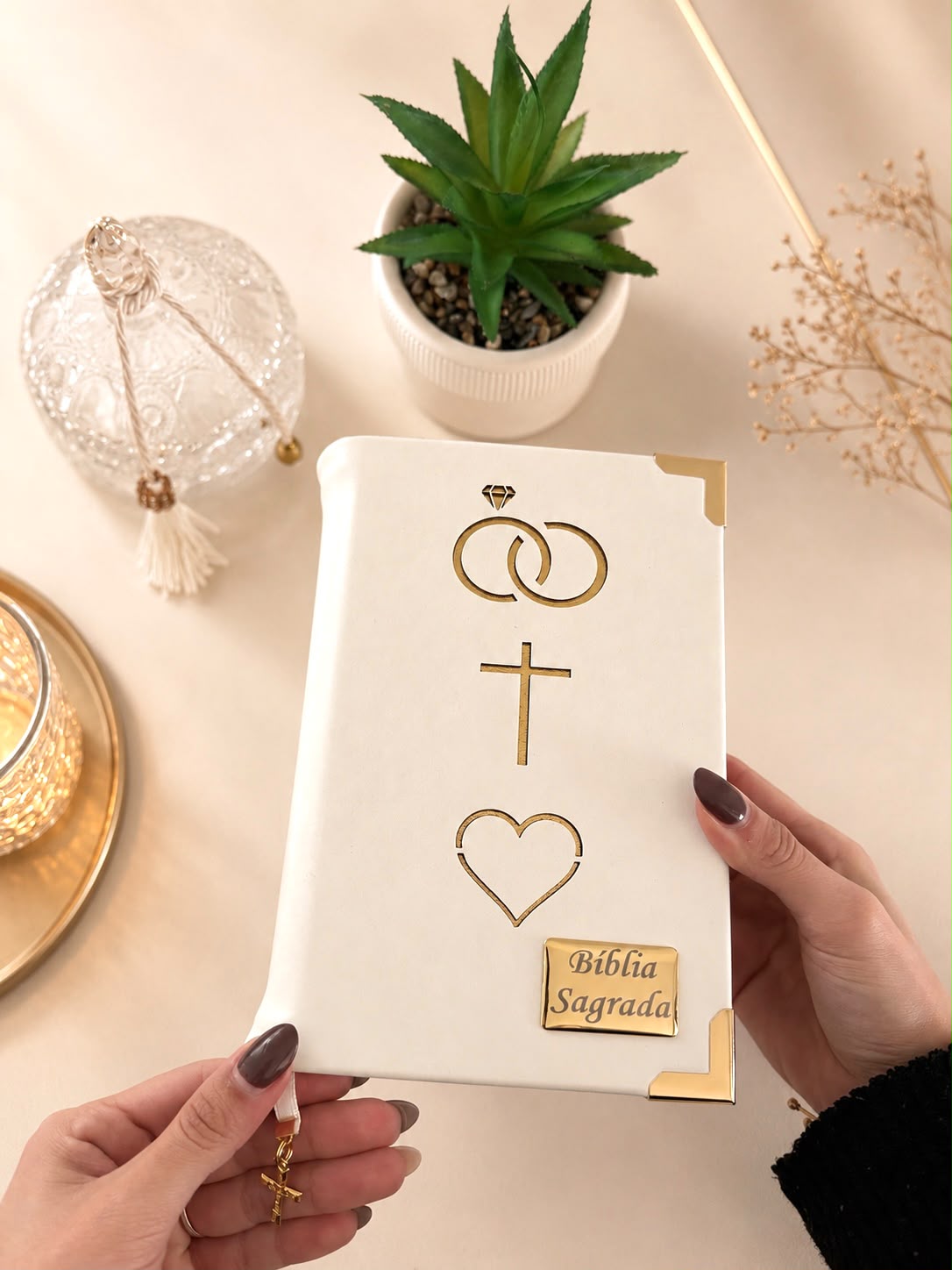 Combo Bíblia Couro Branco Casamento + Placa Média + Cartela de Índices