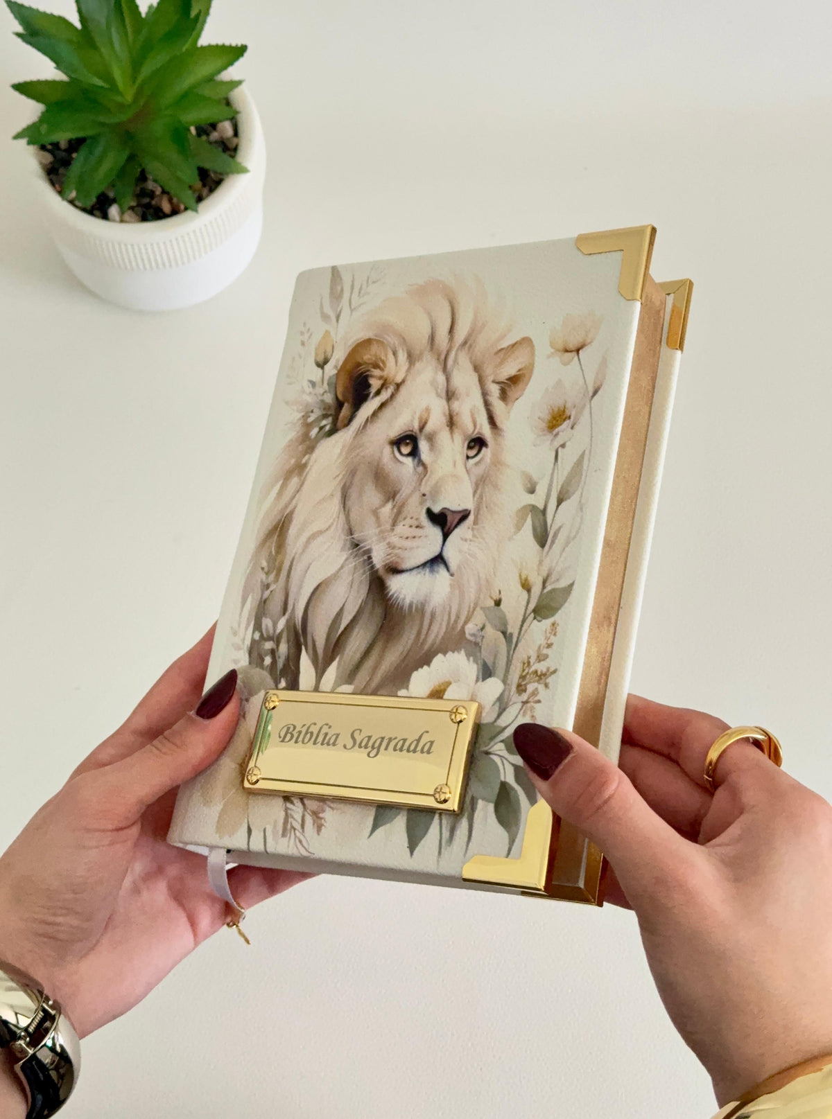 PRONTA ENTREGA - Bíblia Courino Leão Floral (Média NAA) + Placa Grande