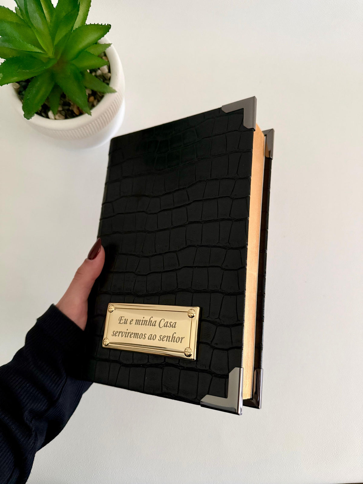 PRONTA ENTREGA - Bíblia Courino Croco Preto (Média NAA)  +  Placa Grande