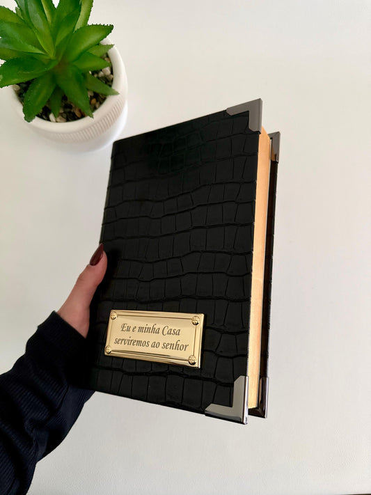 PRONTA ENTREGA - Bíblia Courino Croco Preto (Média NAA)  +  Placa Grande