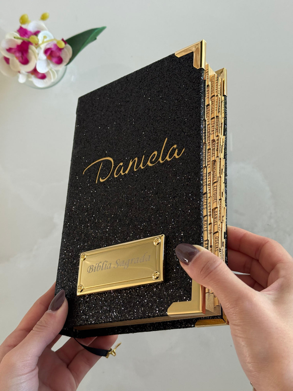 PRONTA ENTREGA - Bíblia Glitter Preto nome Daniela (Média NAA)