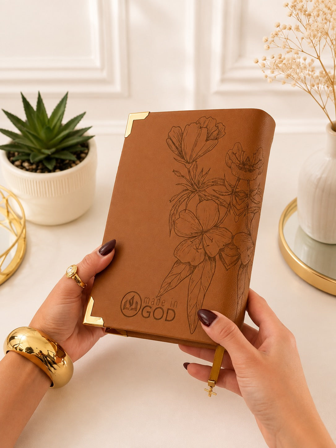 Combo Bíblia Courino Caramelo Floral com Nome + Cartela de índices + Placa Grande