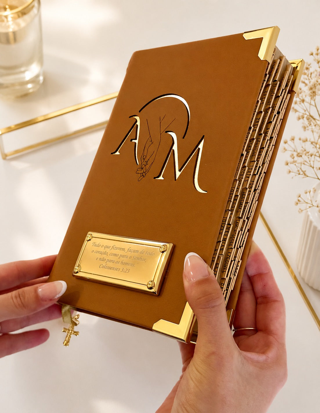 Combo Bíblia Courino Caramelo Mãos Entrelaçadas e Iniciais + Placa Grande + Cartela de Índices