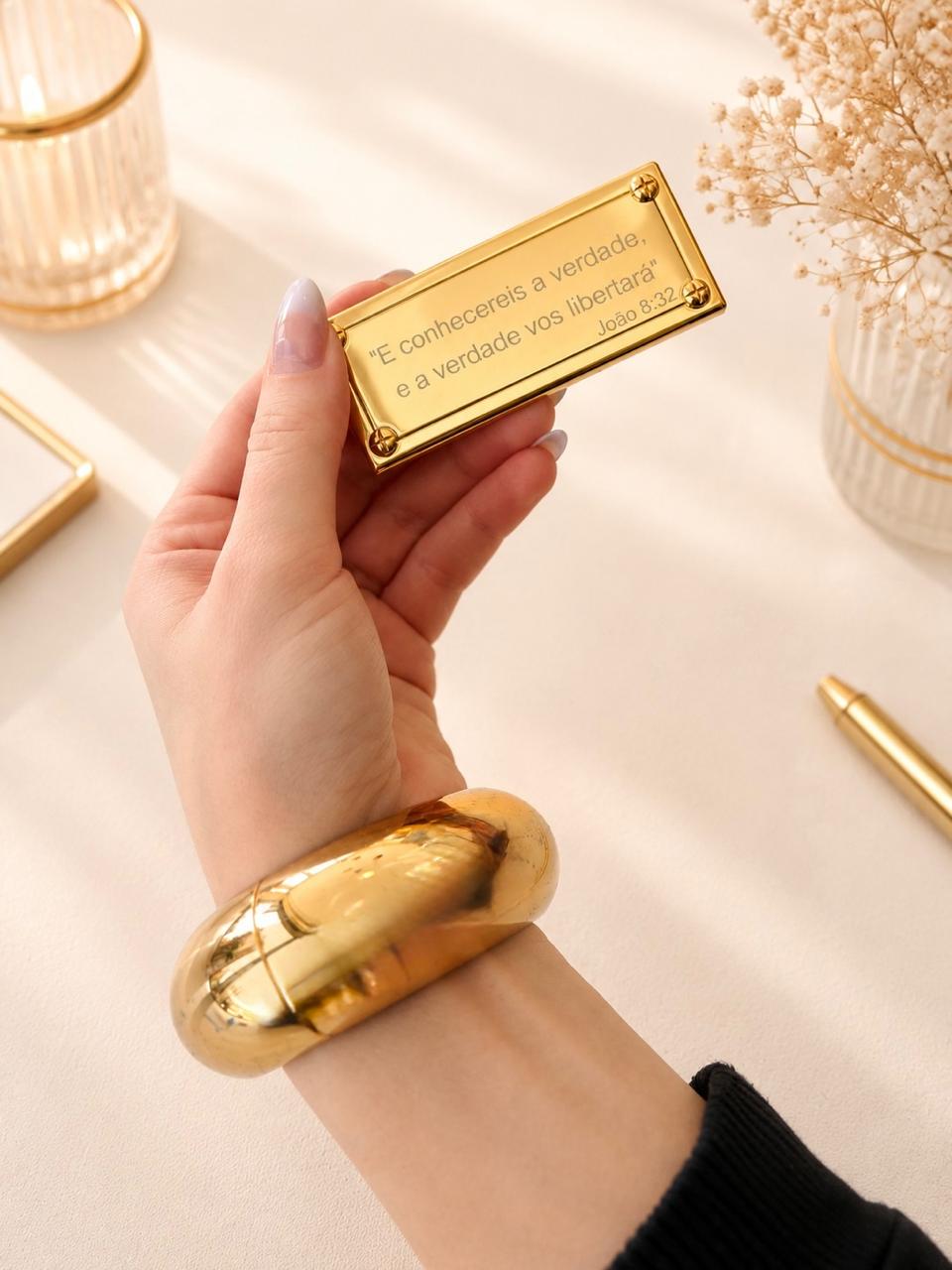 Placa Dourada Personalizada para Bíblia