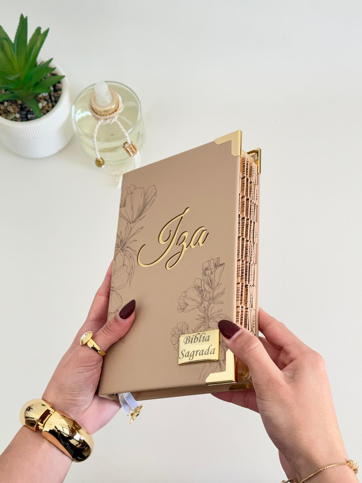 PRONTA ENTREGA - Bíblia courino nude floral com nome IZA + Placa média + Cartela de índices