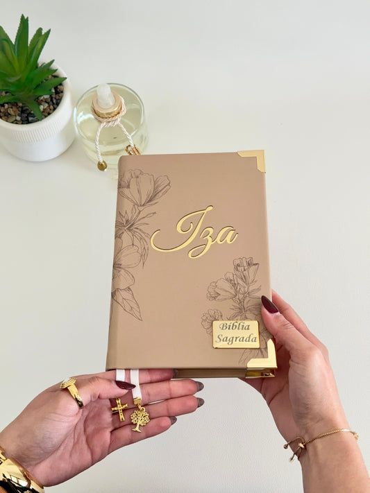 PRONTA ENTREGA - Bíblia courino nude floral com nome IZA + Placa média + Cartela de índices